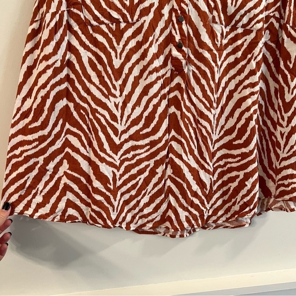 Women’s Torrid brown zebra printed sleeveless blouse size 2X - Picture 3 of 5